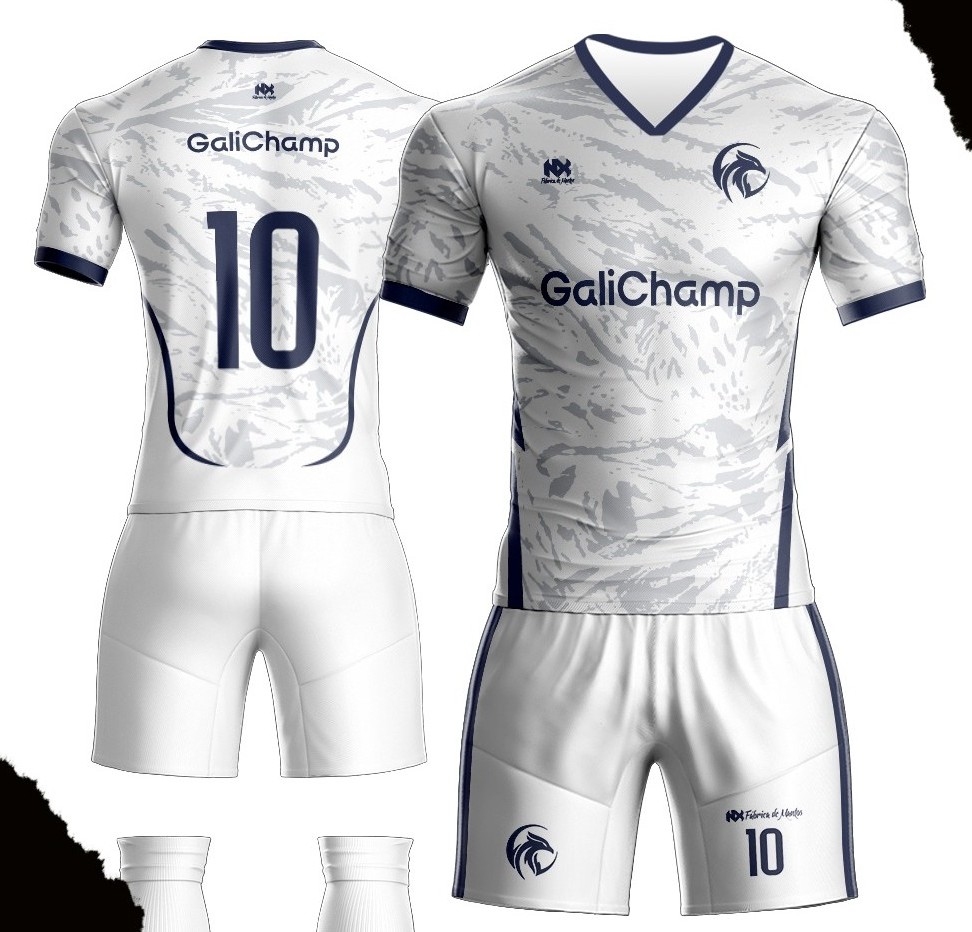 Uniforme 2 do GaliChamp FC: camisa, calção e meiões brancos com grafismos prata e detalhes azul-marinho